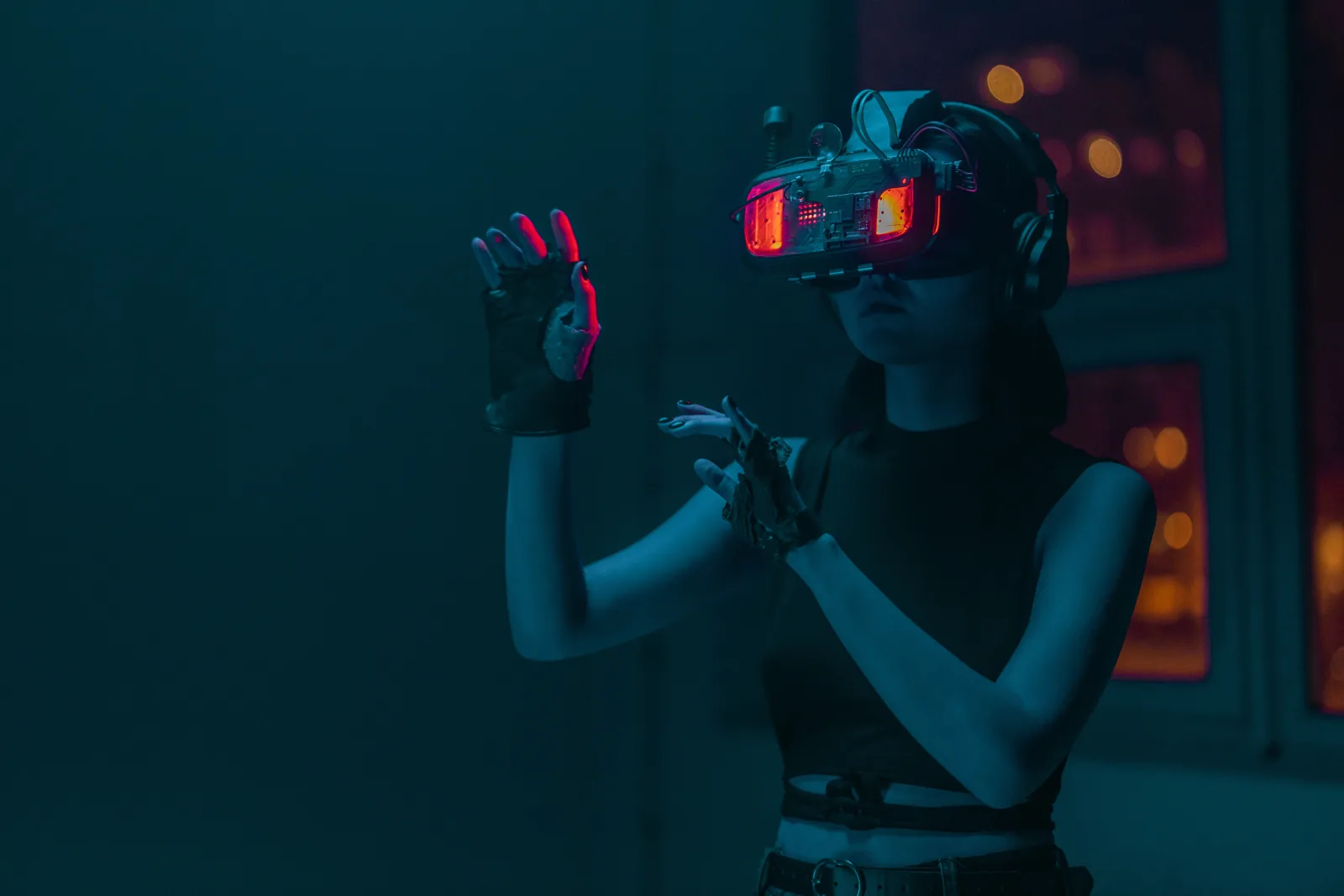personne portant un casque de realité virtuelle
