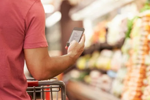 homme faisant les courses avec son smartphone