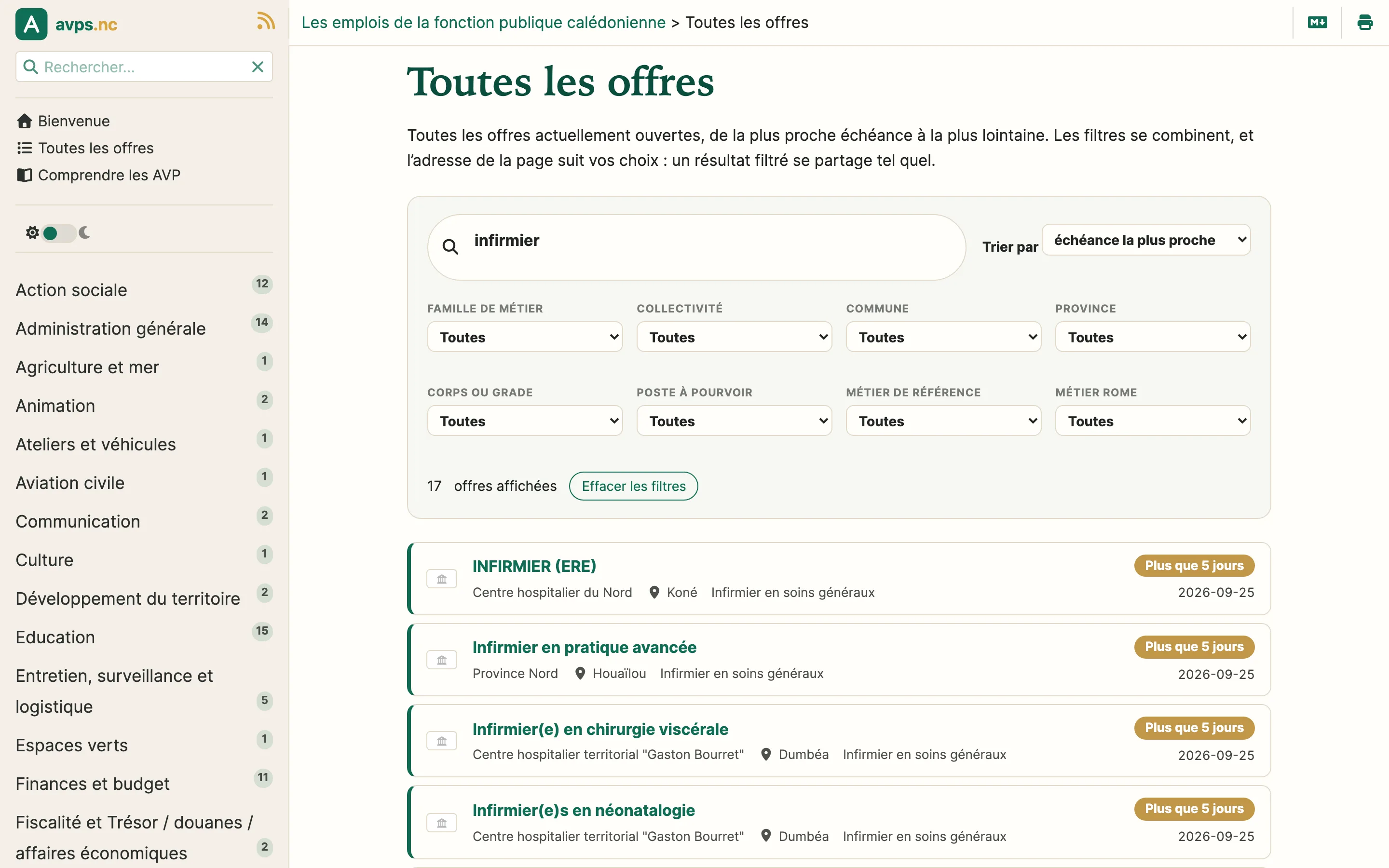 La page « Toutes les offres » d'avps.nc filtrée sur le mot « infirmier » : le champ de recherche, les filtres par métier, employeur et commune, et la liste des offres correspondantes.