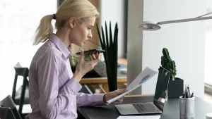 dictée vocale femme smartphone