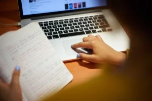 ordinateur main texte