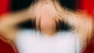 image floue d'une personne anxieuse se tenant la tete